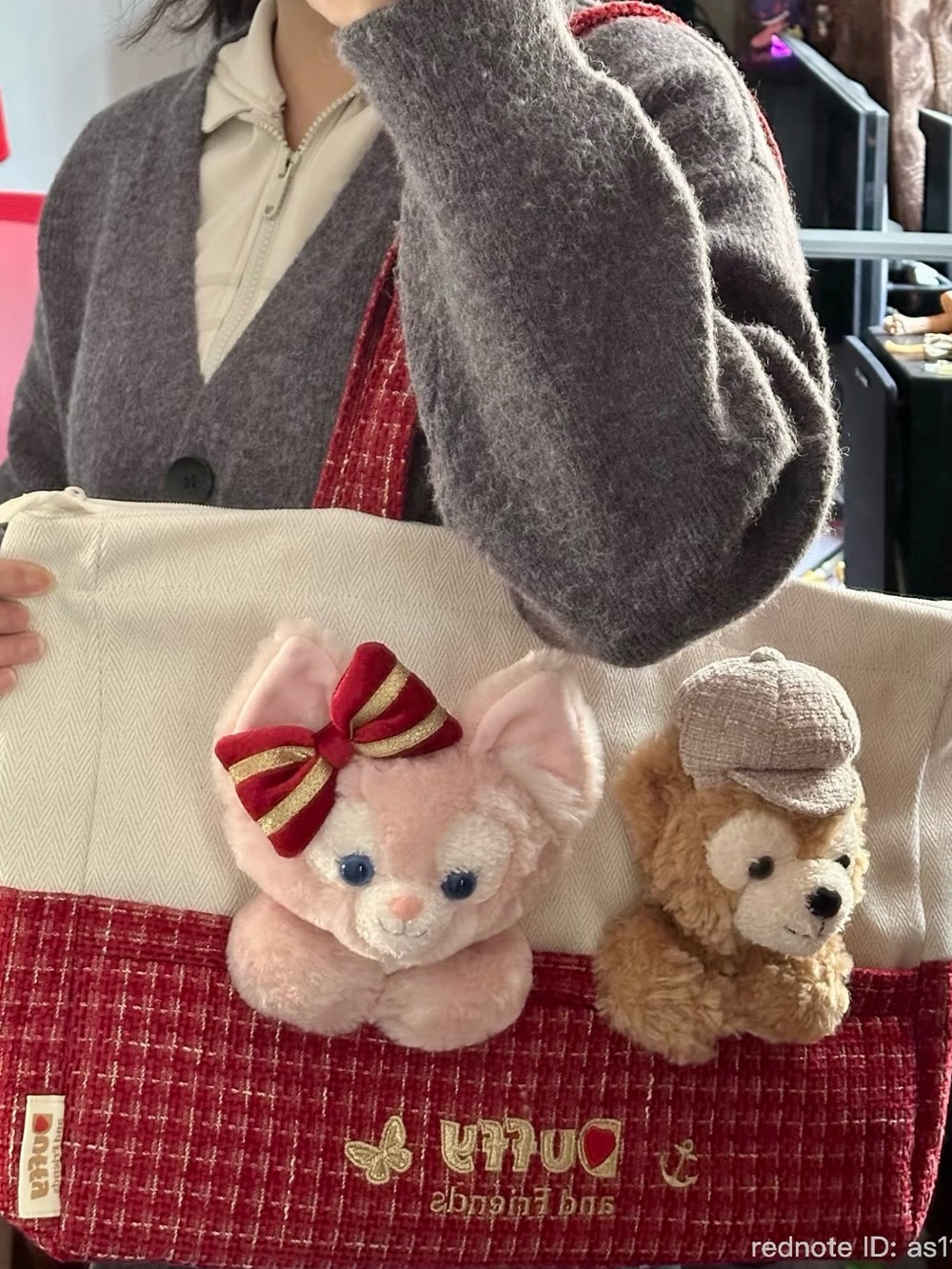 Special Edition Disney Red&White Duffy & Friends Tweed Shoulder Tote - Picture 2 of 8